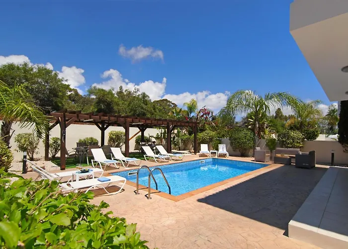 Vila Nissi Adamite *